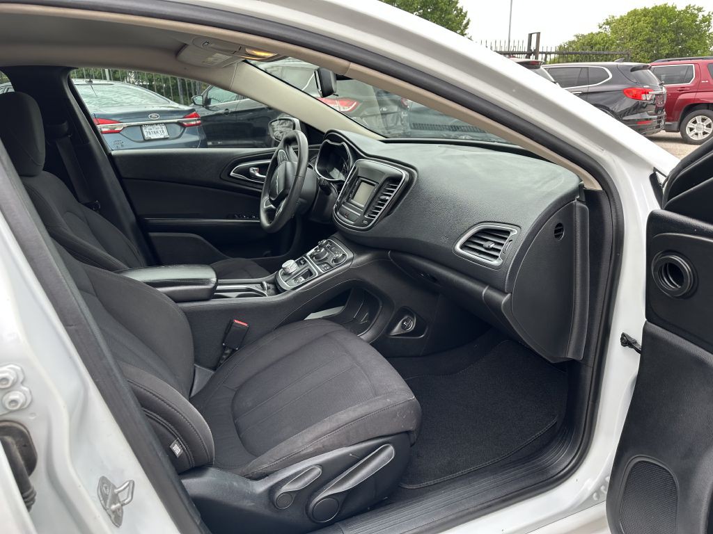 2015 Chrysler 200 Image 6