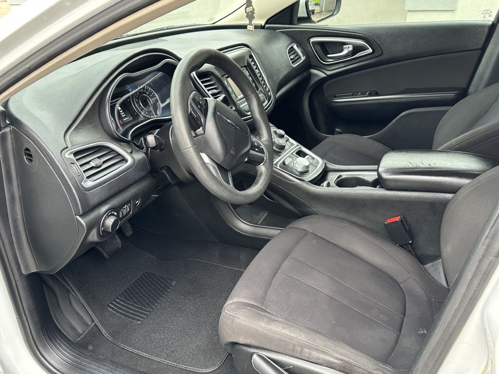2015 Chrysler 200 Image 7
