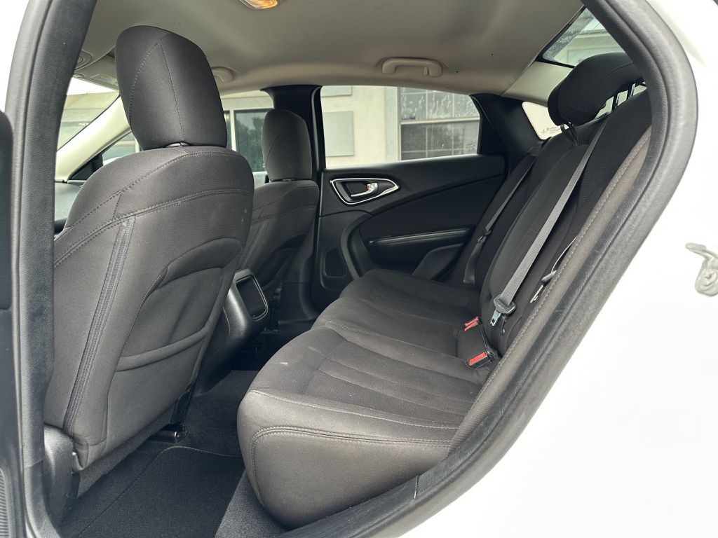 2015 Chrysler 200 Image 8
