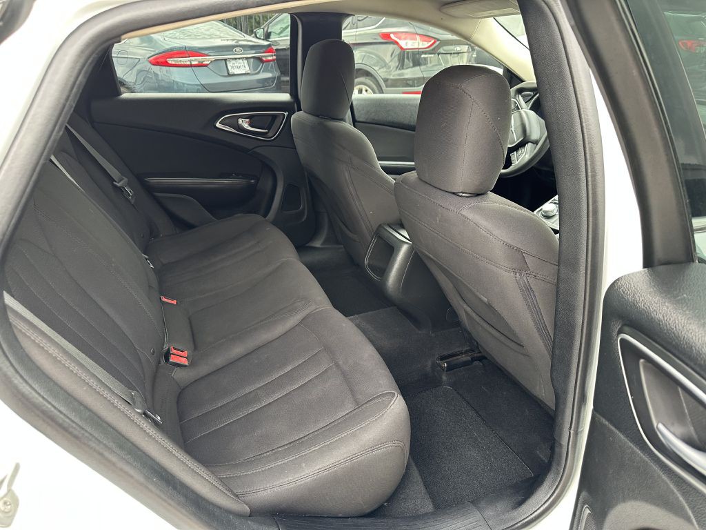 2015 Chrysler 200 Image 9