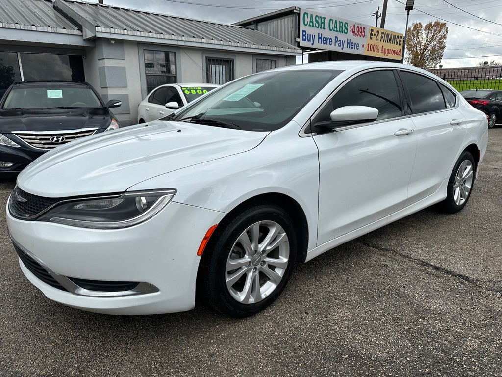 2017 Chrysler 200 Image 1