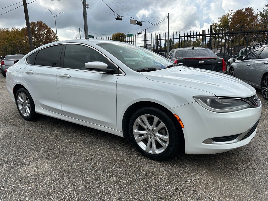 2017 Chrysler 200 Image 2