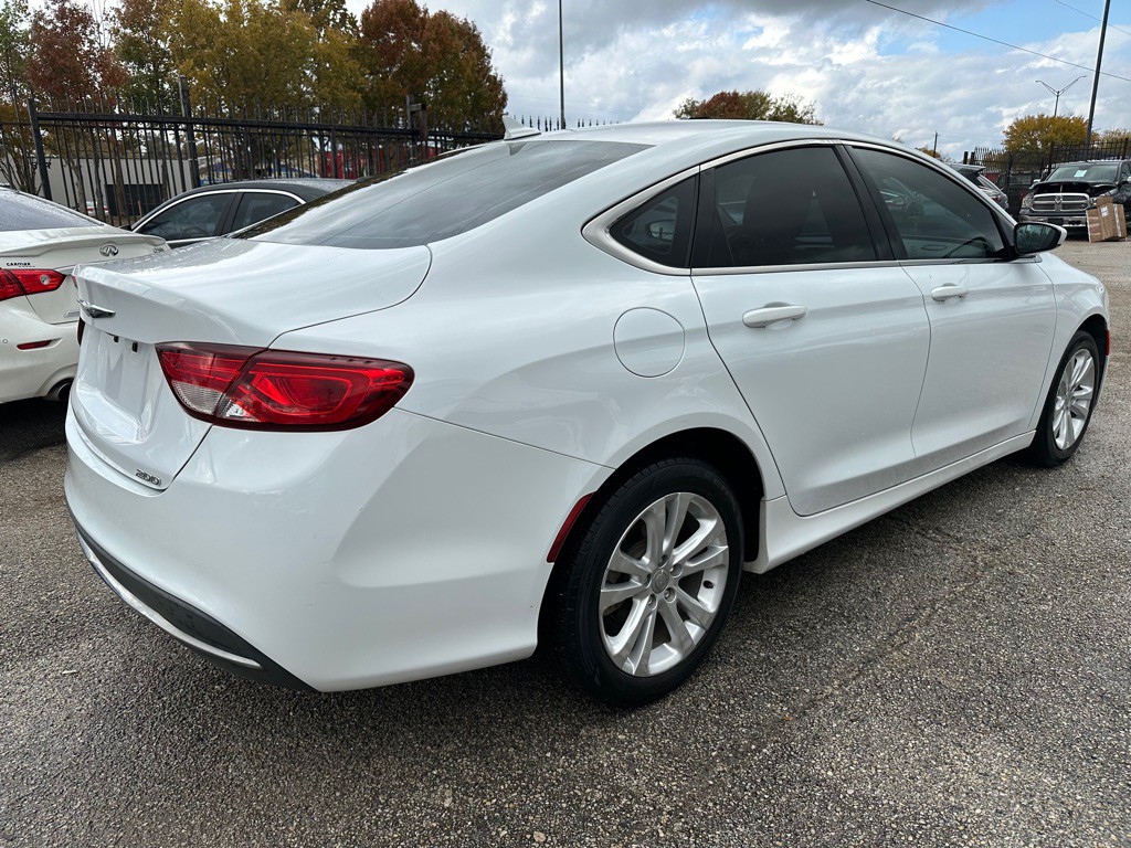 2017 Chrysler 200 Image 3