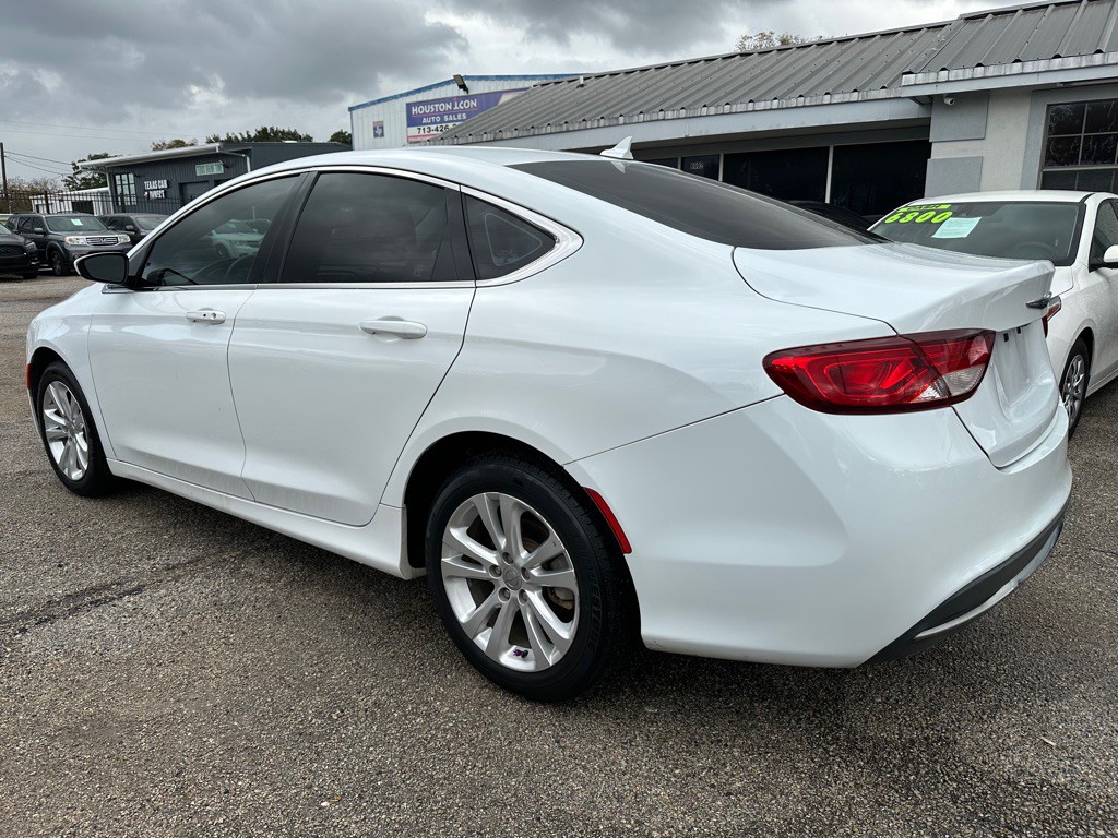 2017 Chrysler 200 Image 4