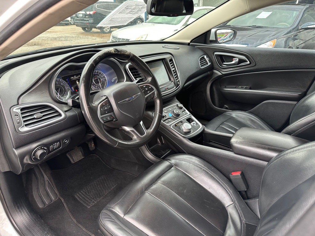 2017 Chrysler 200 Image 6
