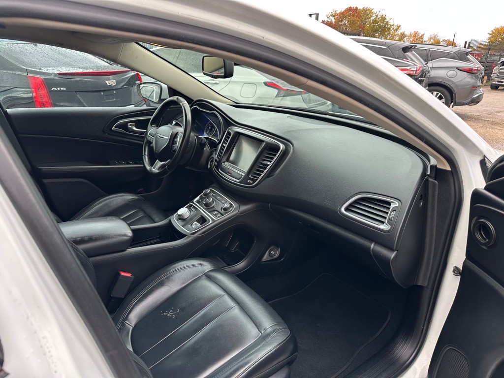 2017 Chrysler 200 Image 7