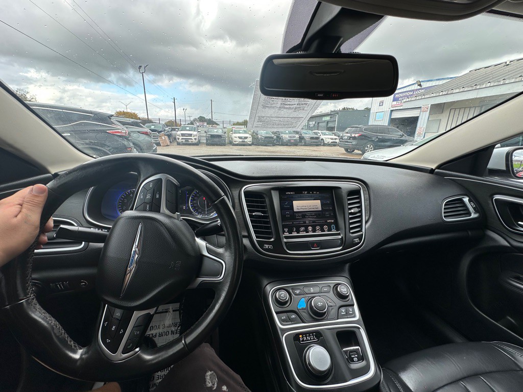 2017 Chrysler 200 Image 8