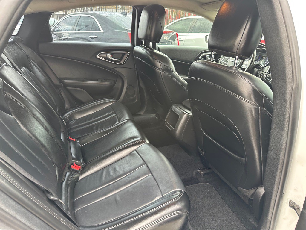 2017 Chrysler 200 Image 9