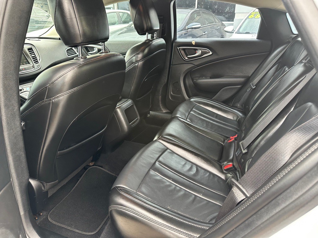 2017 Chrysler 200 Image 10
