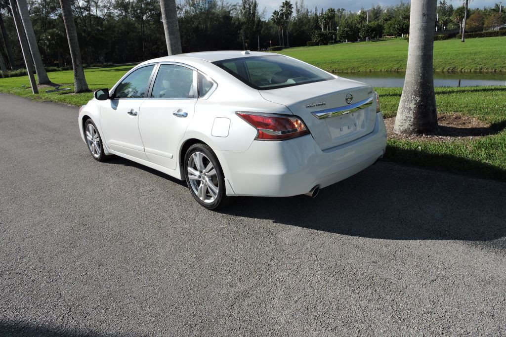 2015 Nissan Altima Image 8