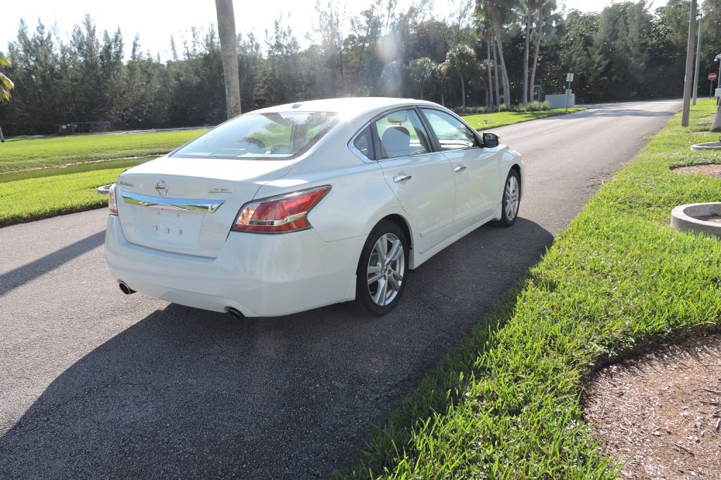 2015 Nissan Altima Image 9