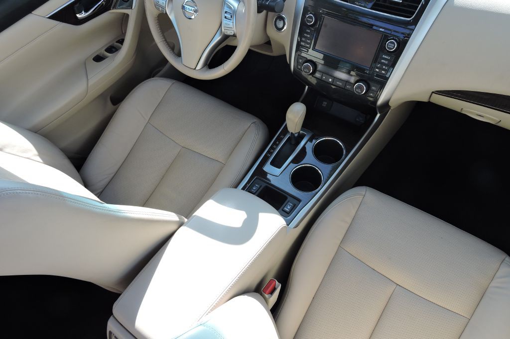 2015 Nissan Altima Image 16