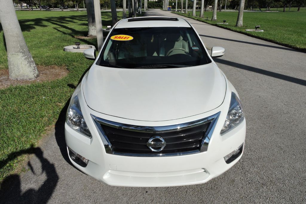 2015 Nissan Altima Image 19