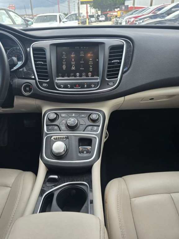2016 Chrysler 200 Image 14