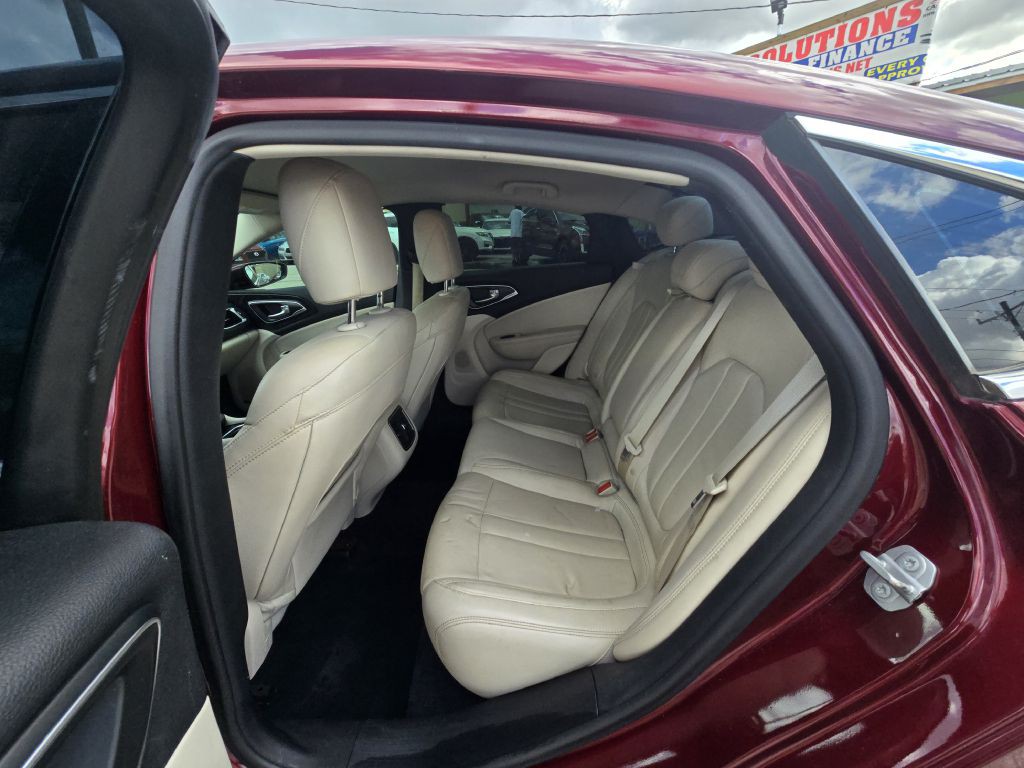 2016 Chrysler 200 Image 19