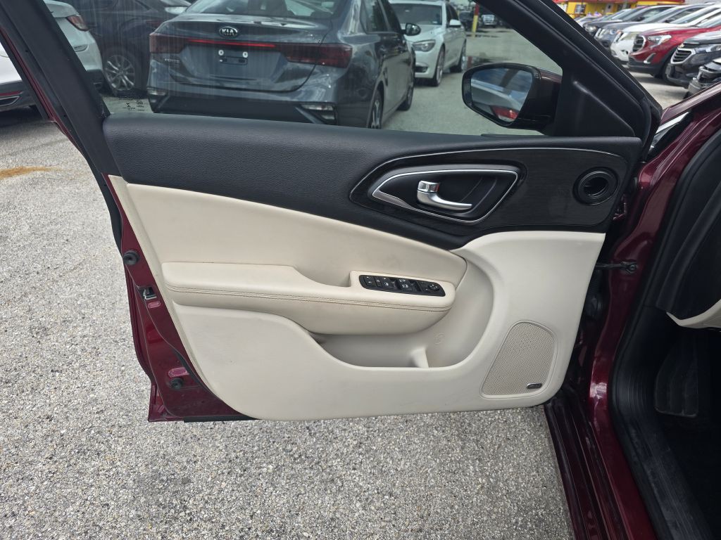 2016 Chrysler 200 Image 25