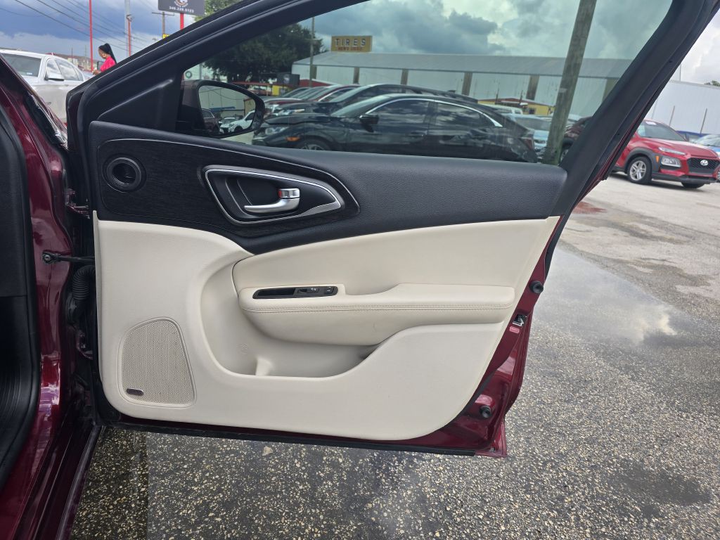 2016 Chrysler 200 Image 26