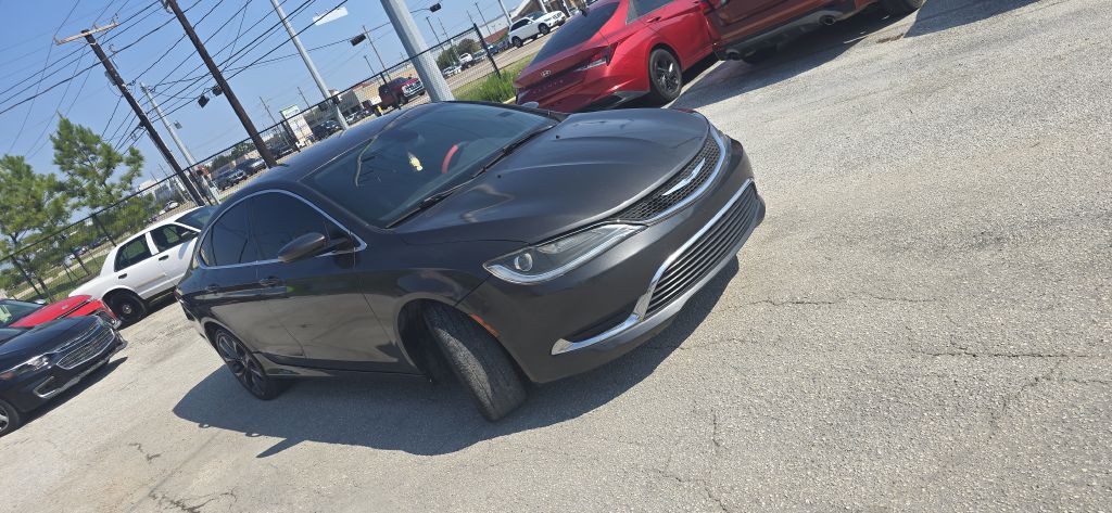 2017 Chrysler 200 Image 3