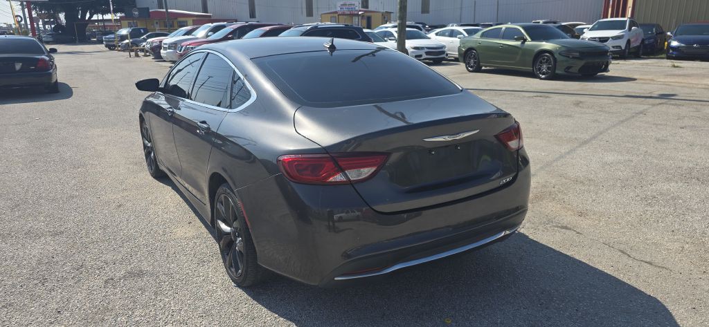 2017 Chrysler 200 Image 7