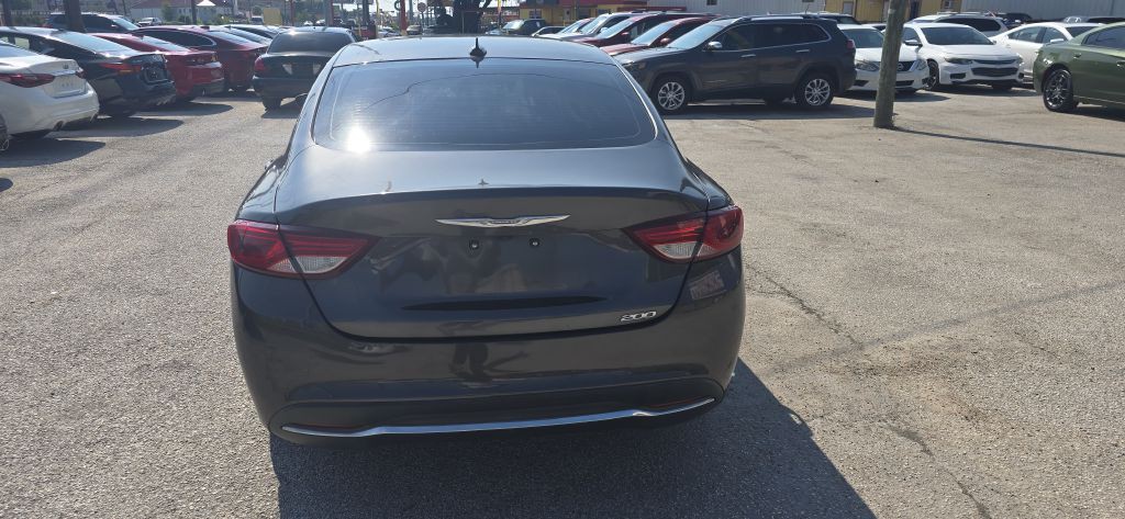 2017 Chrysler 200 Image 8