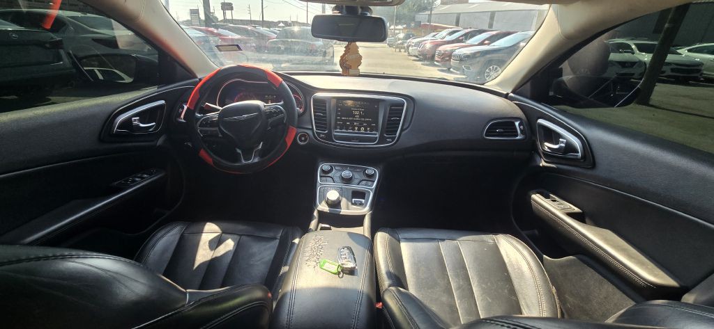 2017 Chrysler 200 Image 12