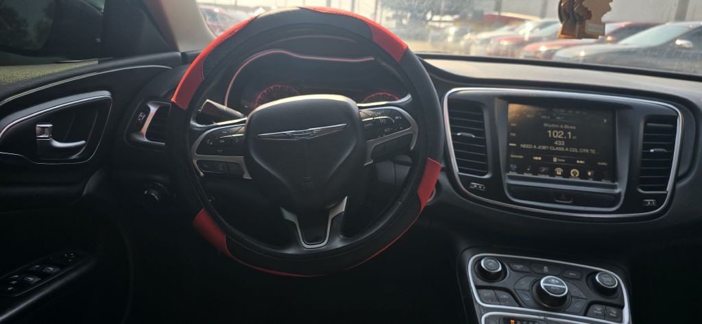 2017 Chrysler 200 Image 13