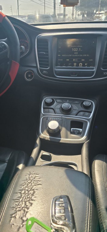 2017 Chrysler 200 Image 14