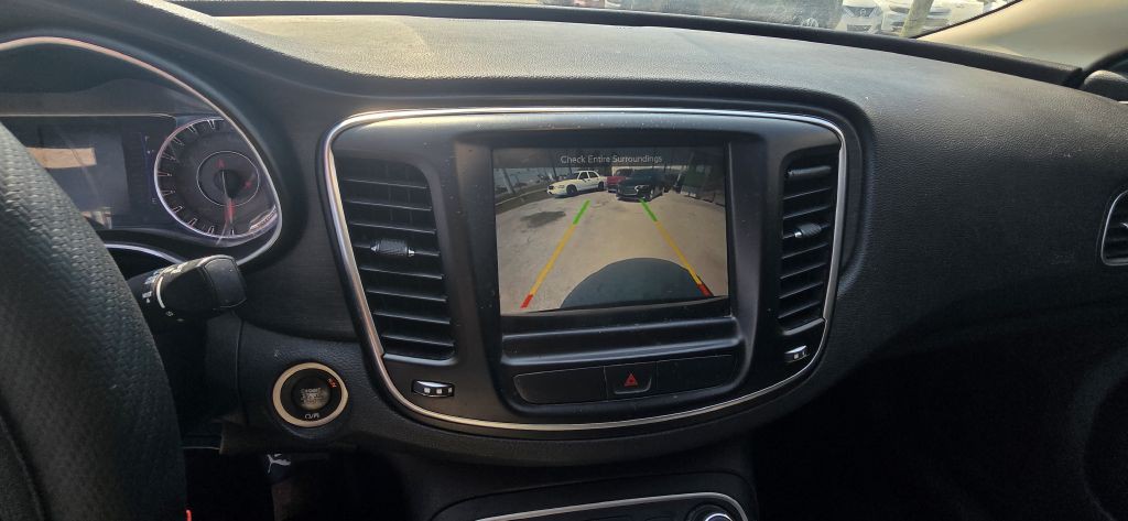 2017 Chrysler 200 Image 15