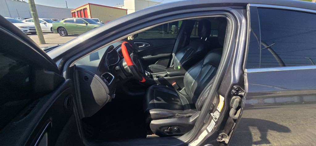 2017 Chrysler 200 Image 16
