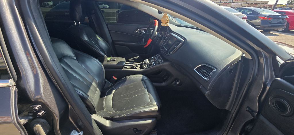 2017 Chrysler 200 Image 17