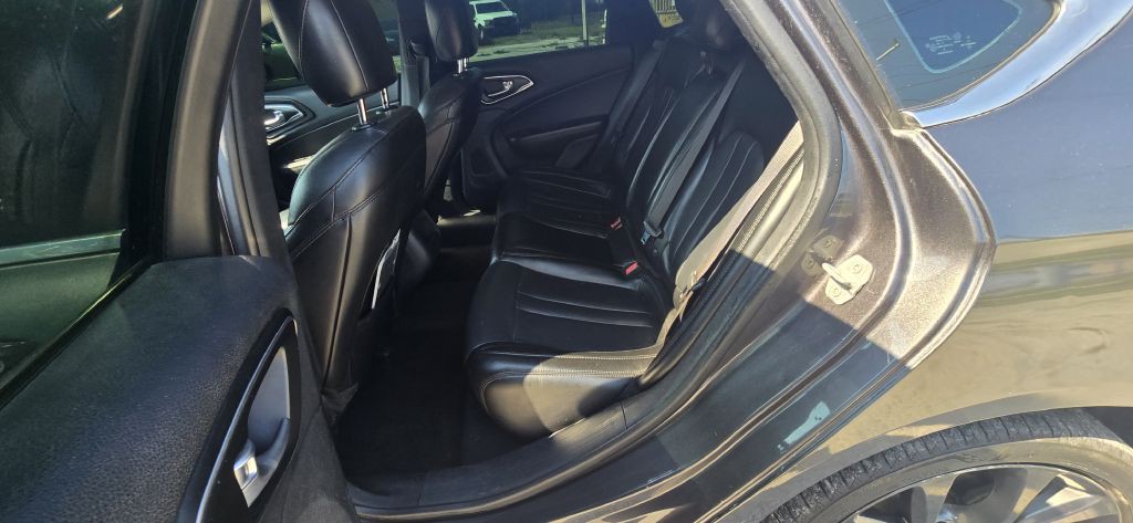 2017 Chrysler 200 Image 18