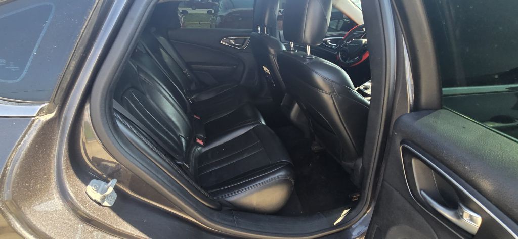 2017 Chrysler 200 Image 19