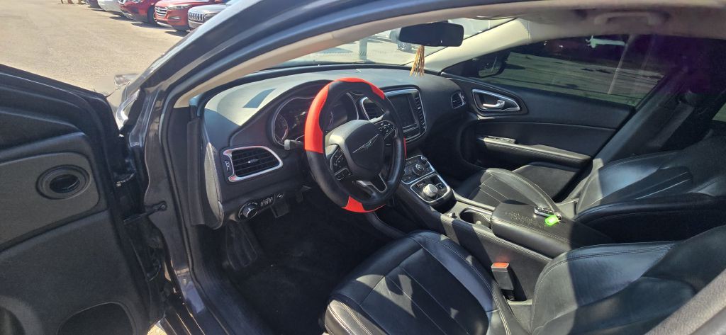 2017 Chrysler 200 Image 21