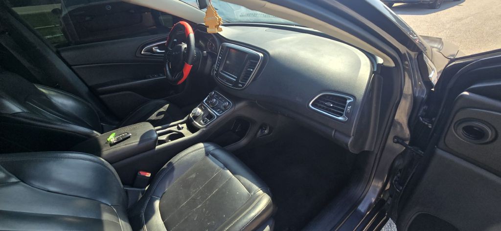 2017 Chrysler 200 Image 22