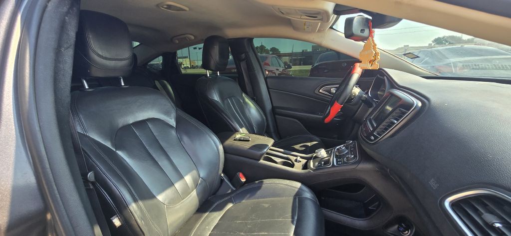 2017 Chrysler 200 Image 23