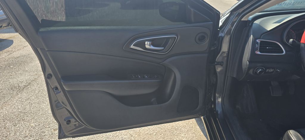 2017 Chrysler 200 Image 24