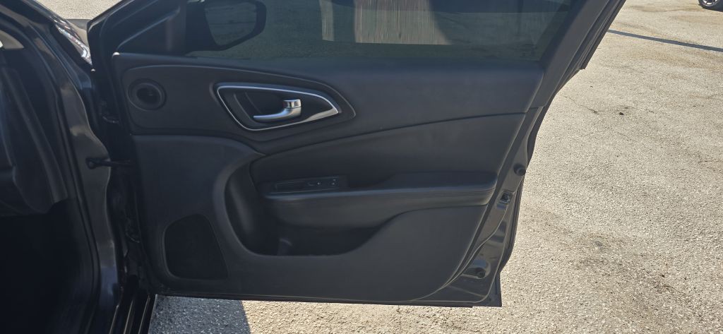 2017 Chrysler 200 Image 25