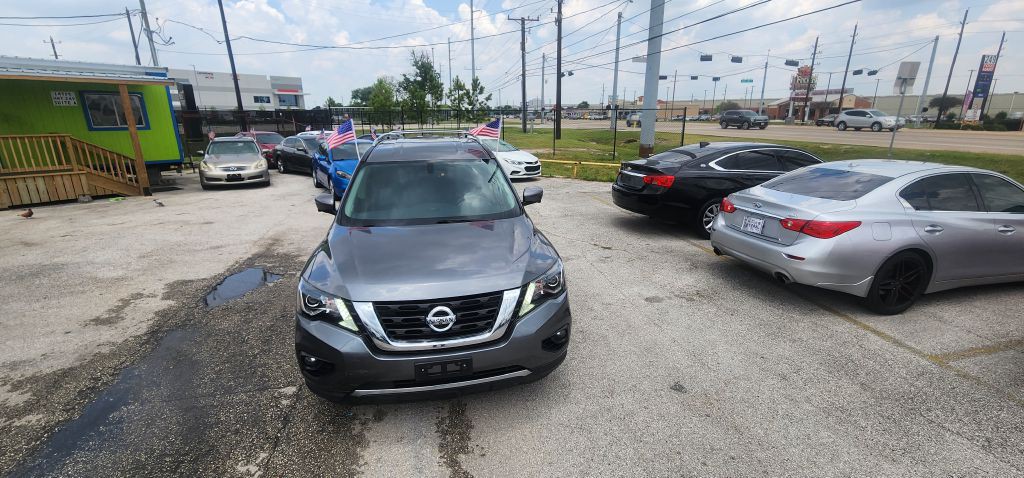 2017 Nissan Pathfinder Image 2