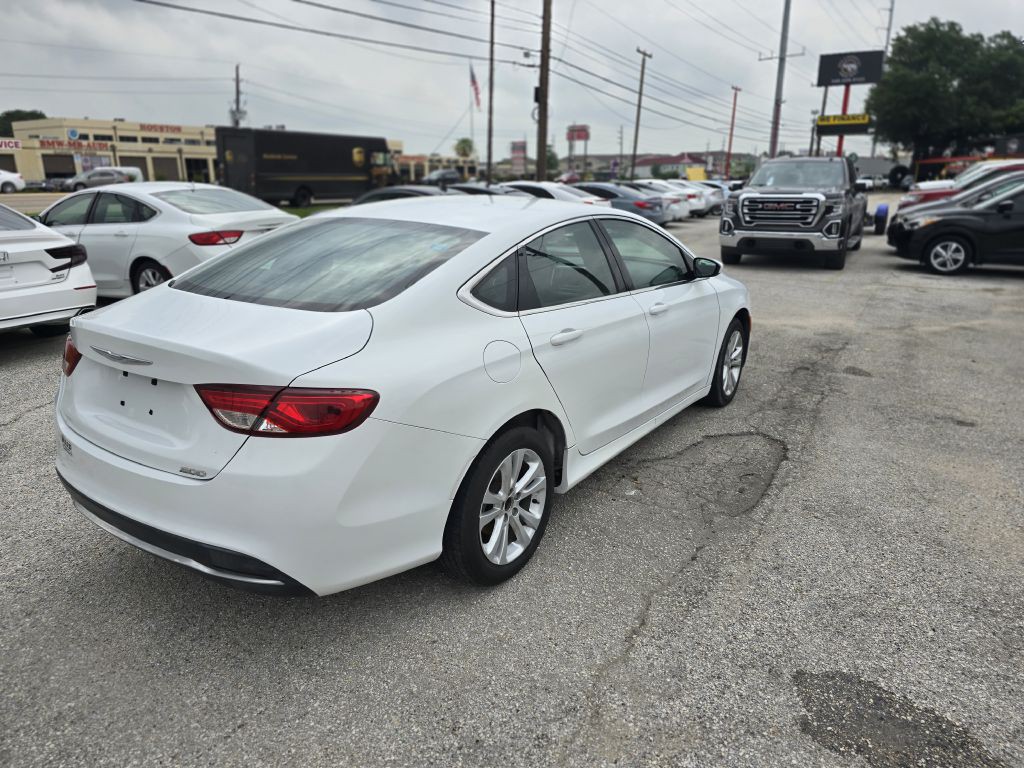 2015 Chrysler 200 Image 9