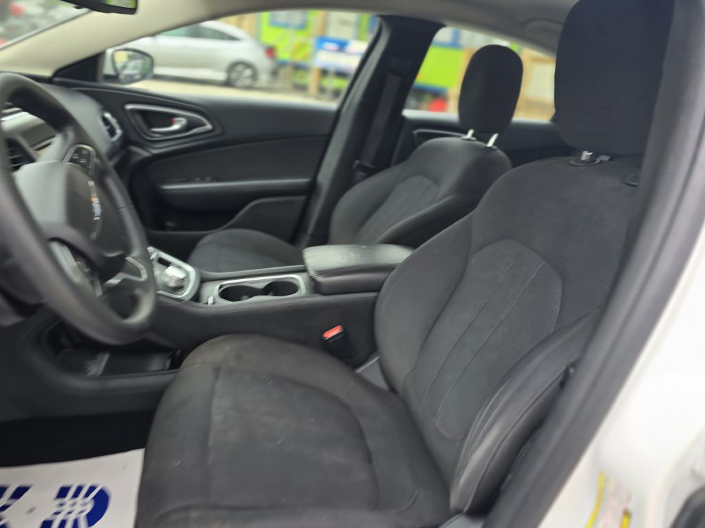 2015 Chrysler 200 Image 14