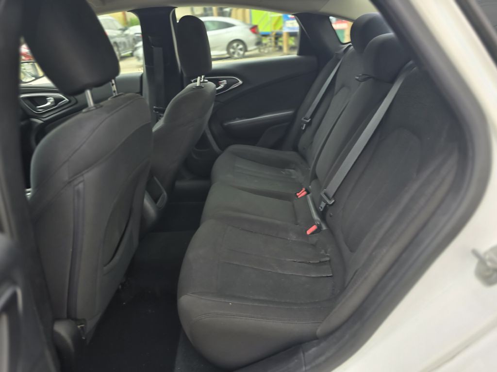 2015 Chrysler 200 Image 17