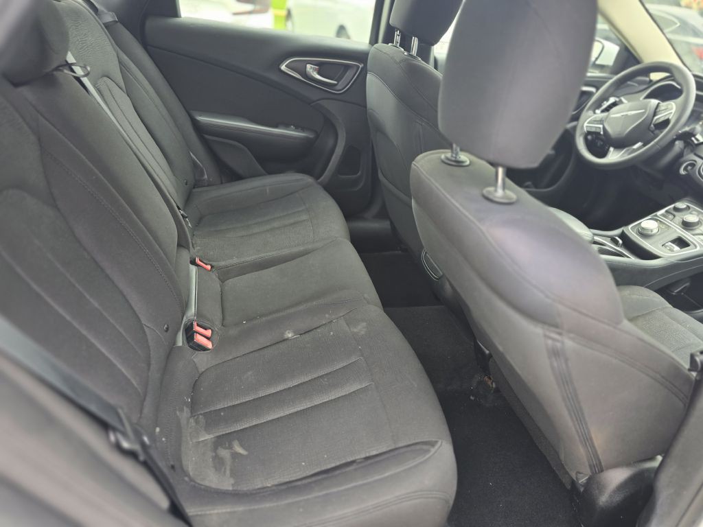 2015 Chrysler 200 Image 18