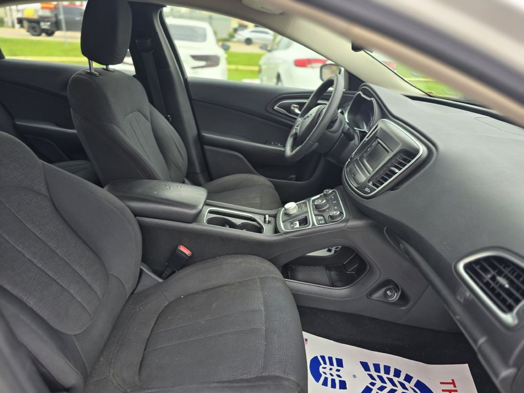 2015 Chrysler 200 Image 19