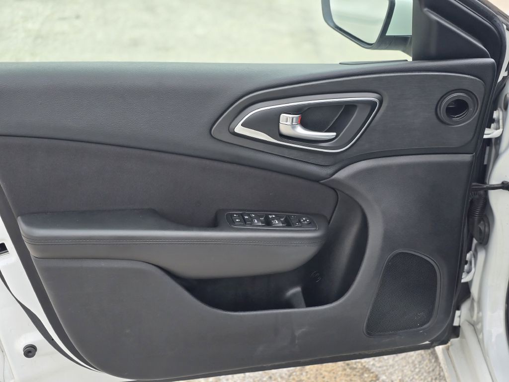 2015 Chrysler 200 Image 22