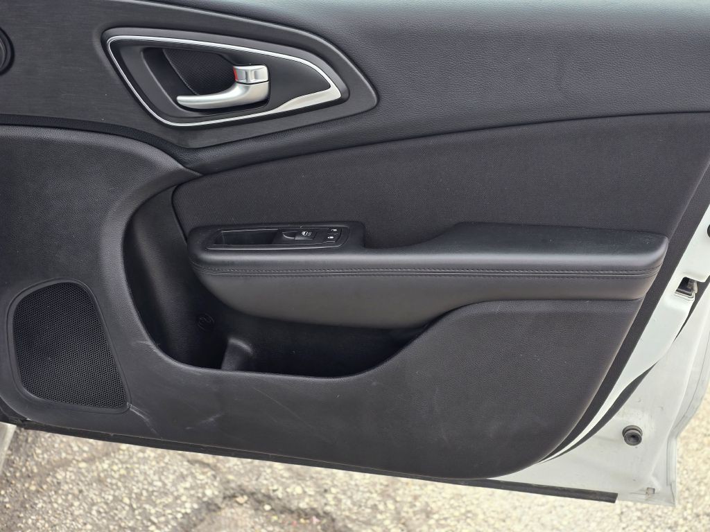2015 Chrysler 200 Image 23