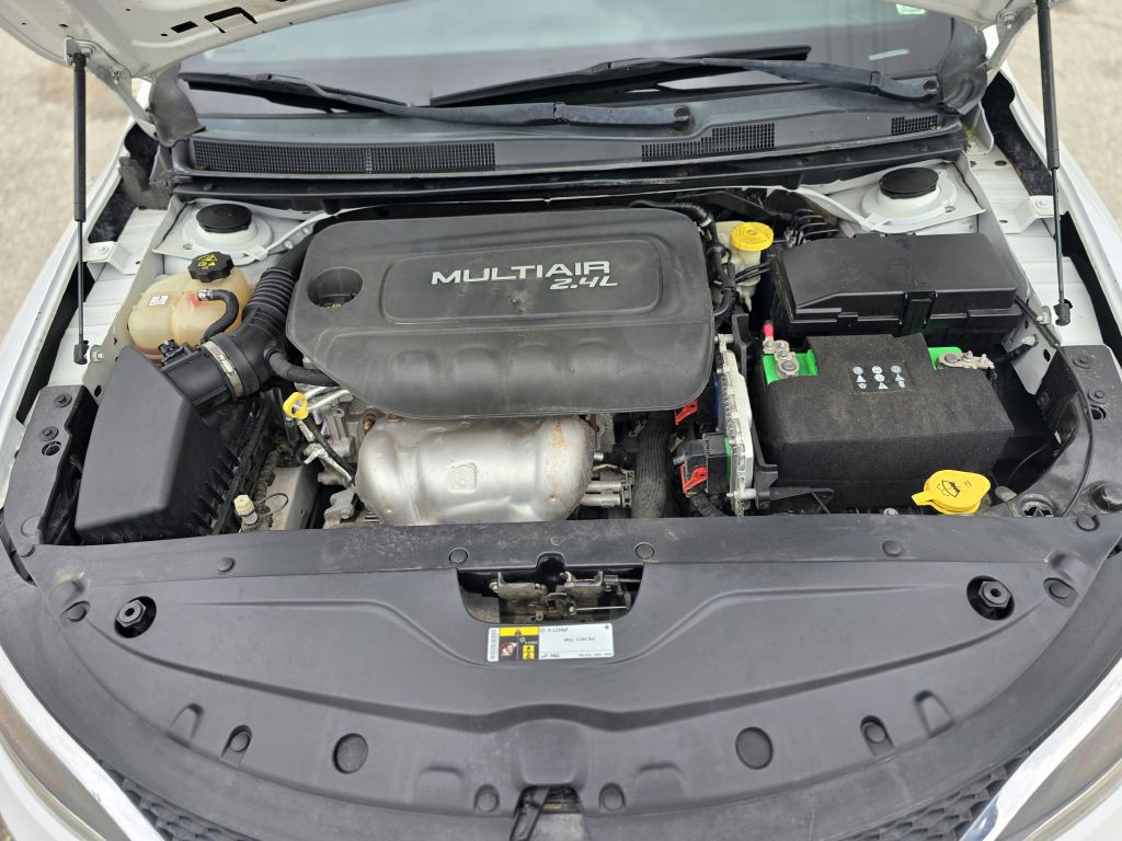2015 Chrysler 200 Image 24