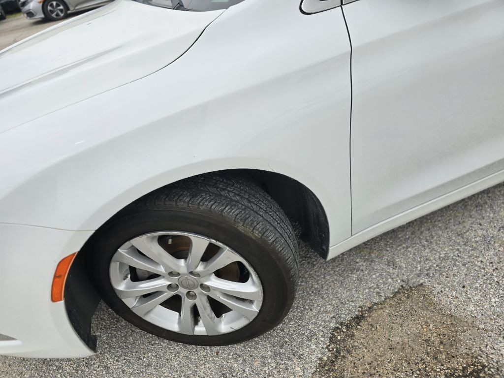 2015 Chrysler 200 Image 25