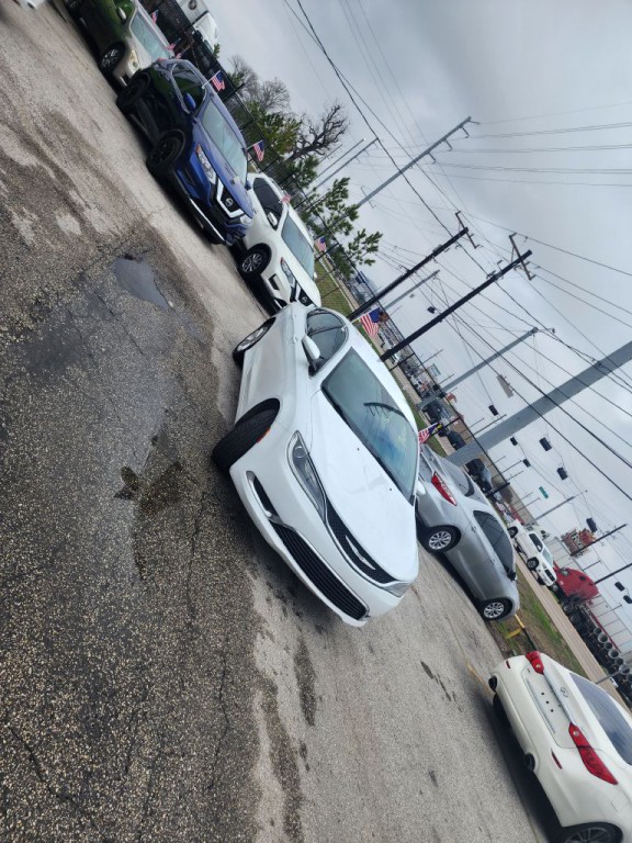 2016 Chrysler 200 Image 3
