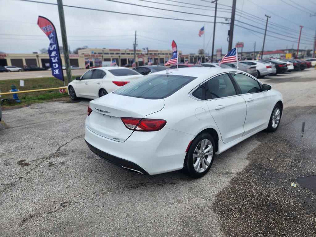 2016 Chrysler 200 Image 9