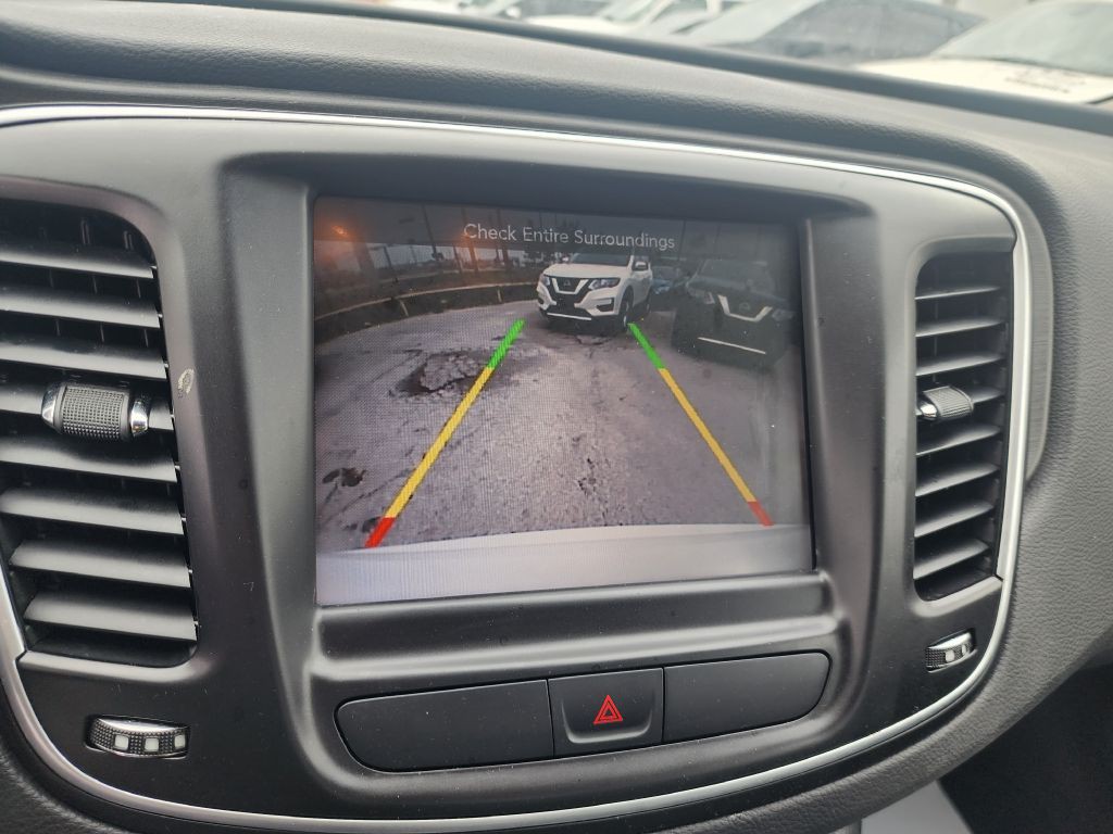 2016 Chrysler 200 Image 15